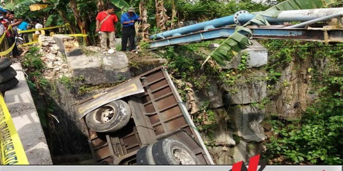 Truk Nyungsep ke Sungai di Pamekasan, Sopir dan Kenek Luka-luka