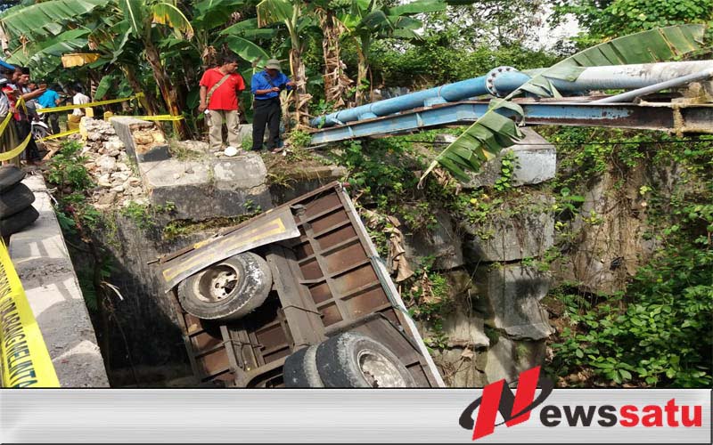 Truk Nyungsep ke Sungai di Pamekasan, Sopir dan Kenek Luka-luka