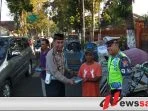 Jajaran Satlantas Polres Bondowoso Berbagi dengan Abang Becak