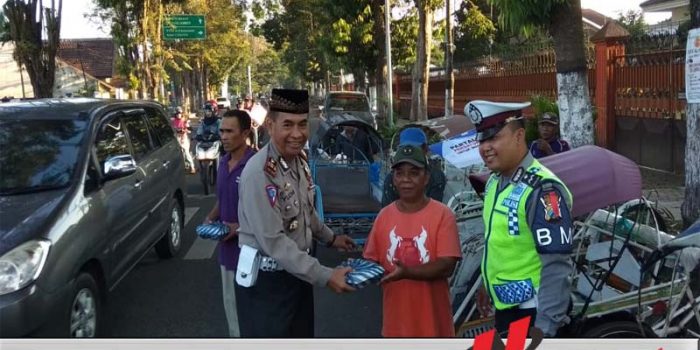 Jajaran Satlantas Polres Bondowoso Berbagi dengan Abang Becak