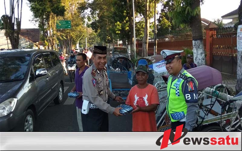 Jajaran Satlantas Polres Bondowoso Berbagi dengan Abang Becak