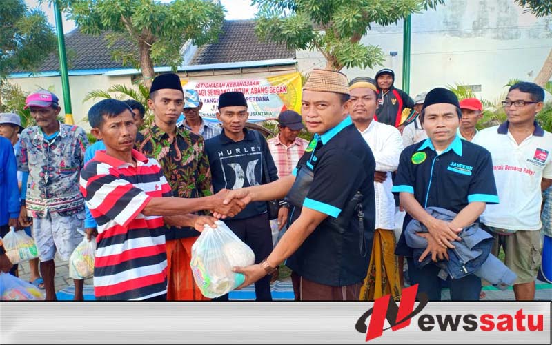 Jaspenu Sumenep Bagi-bagi Sembako Pada Abang Becak