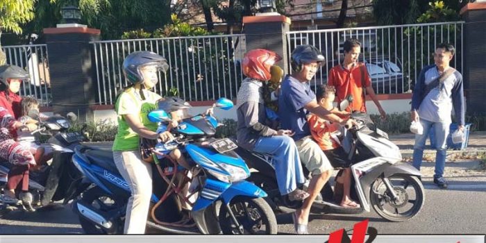 PWI Sumenep Bagi-bagi Takjil Gratis