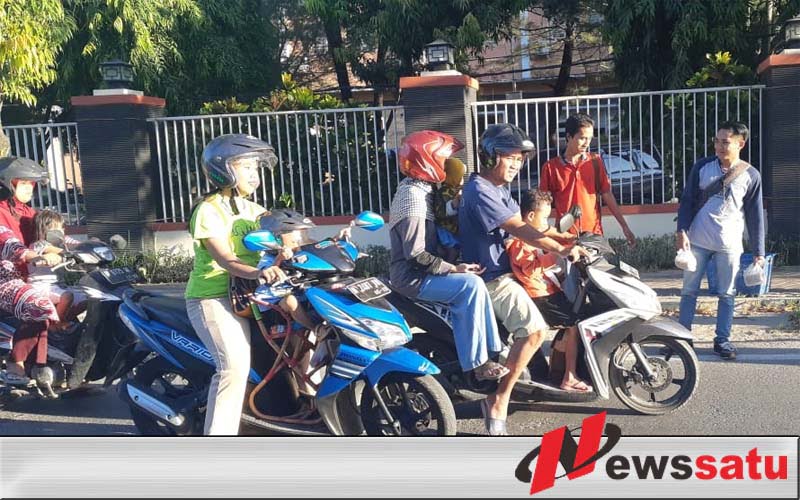 PWI Sumenep Bagi-bagi Takjil Gratis