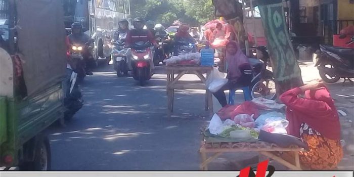Penjual Kembang Musiman Menjamur, Jalan Di Probolinggo Macet