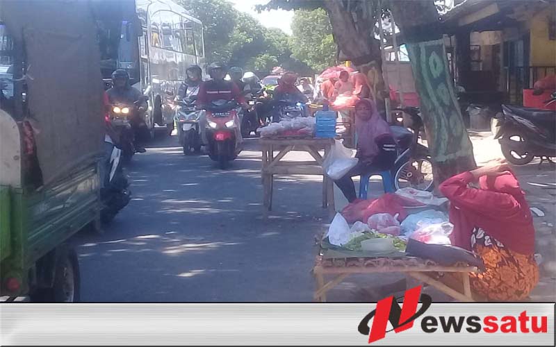 Penjual Kembang Musiman Menjamur, Jalan Di Probolinggo Macet