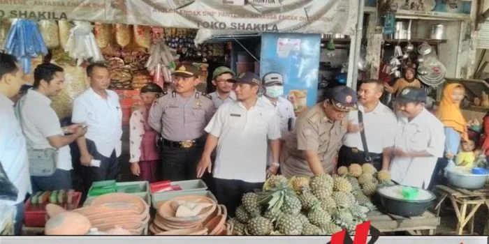 Petugas Gabungan Pantau Harga Sembako Di Pamekasan