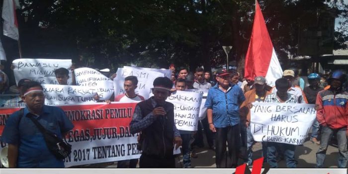 Ratusan Masyarakat OKI Gelar Aksi Ke Bawaslu