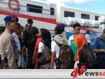 Ratusan Penumpang Berebutan Masuk Kapal Di Kalianget Sumenep