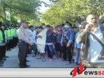 Ratusan Warga Kepung Kantor Bawaslu Pamekasan