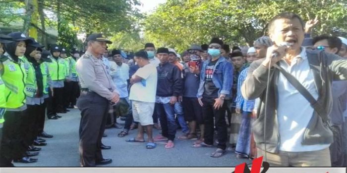Ratusan Warga Kepung Kantor Bawaslu Pamekasan