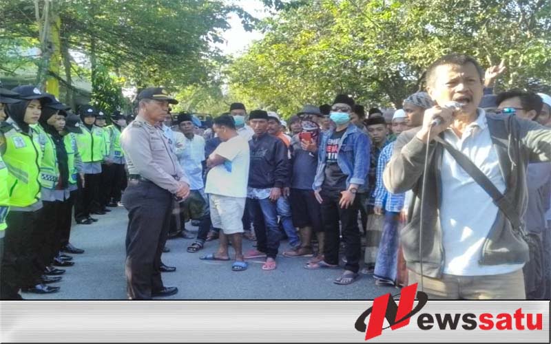Ratusan Warga Kepung Kantor Bawaslu Pamekasan