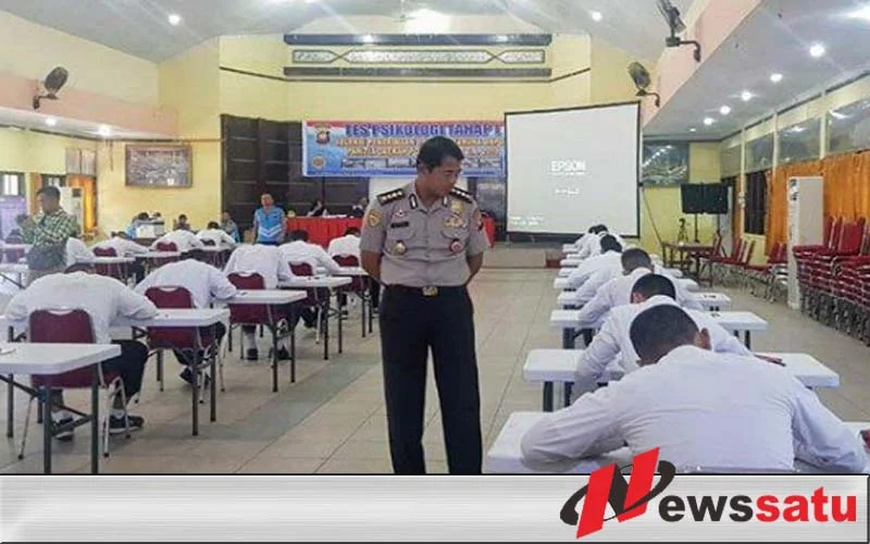 Karo SDM Polda Kalbar, Kombes Pol. Dirin Saat melakukan Peninjauan Tes Rekrutmen Anggota Polri