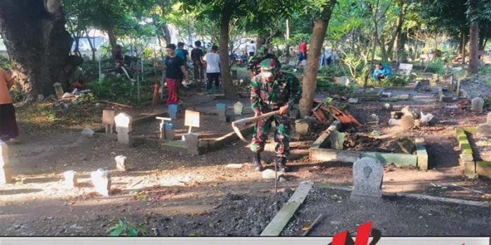 Sambut Kedatangan Bulan Ramadhan, Kodim Surabaya Bersih-bersih Makam