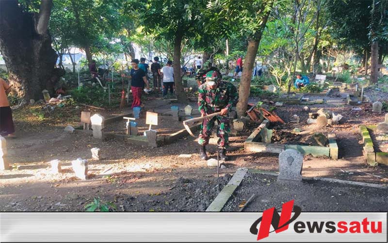 Sambut Kedatangan Bulan Ramadhan, Kodim Surabaya Bersih-bersih Makam