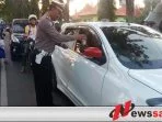 Satlantas Polres Pamekasan Bagi-bagi Takjil