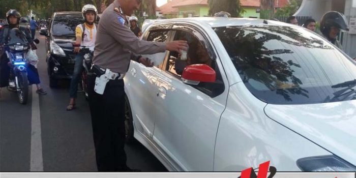 Satlantas Polres Pamekasan Bagi-bagi Takjil