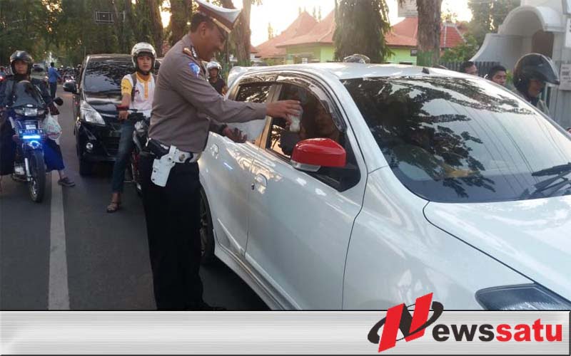 Satlantas Polres Pamekasan Bagi-bagi Takjil