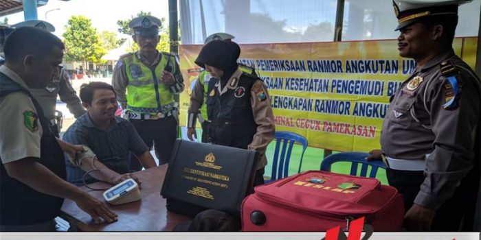 Satlantas Polres Pamekasan Periksa Kesehatan Supir Bus