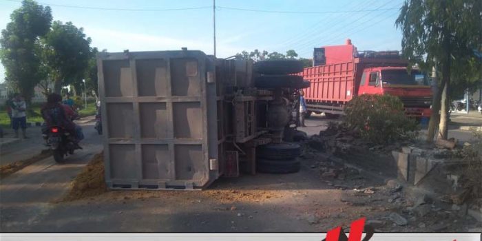 Truk Fuso Bermuatan Tanah Terguling di Depan Kantor Pemkab OKI