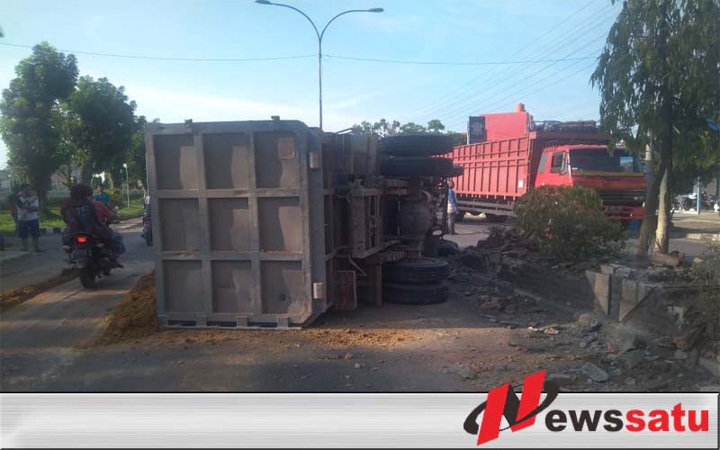 Truk Fuso Bermuatan Tanah Terguling di Depan Kantor Pemkab OKI