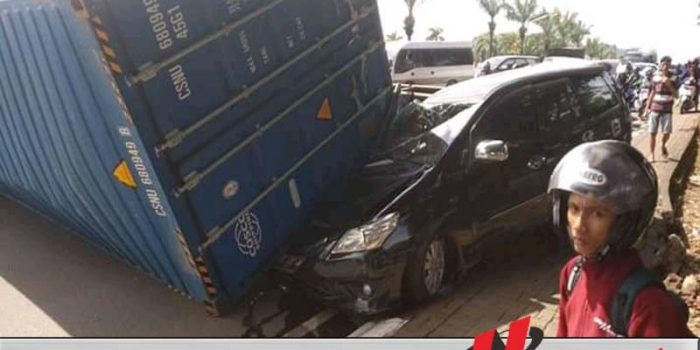 Truk Gandeng Peti Kemas Tabrak Inova Di Palembang