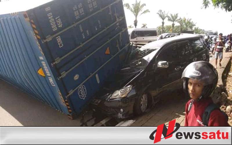 Truk Gandeng Peti Kemas Tabrak Inova Di Palembang