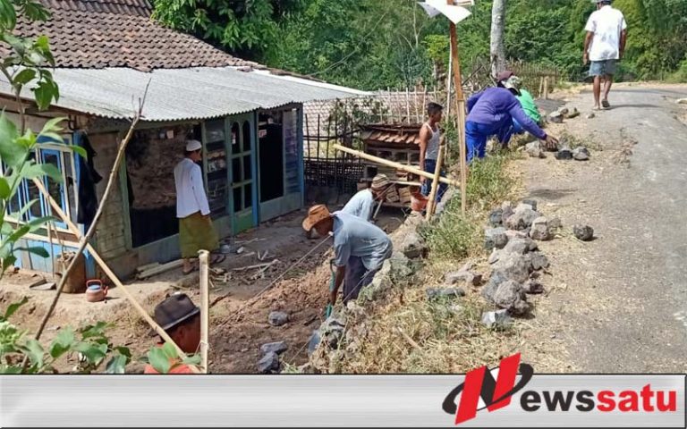 Bangun Plengsengan, Warga Bondowoso Gelar Aksi RP 10 Ribu