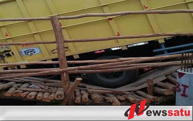 Di Lewati Truk, Jembatan Darurat Sumsel-Lampung Ambruk