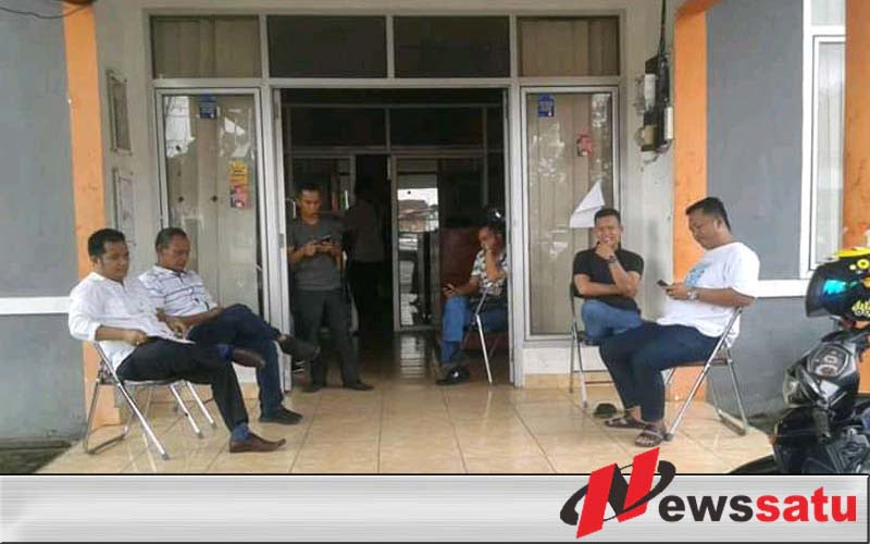 Disambangi Tim Penyidik, Ketua KPU OKI Minta Wartawan Keluar Dari Kantornya