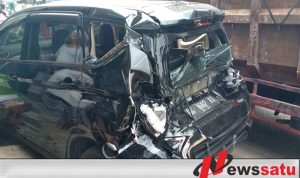 Gagal Nanjak Saat di Jembatan, Dump Truk Hantam Xpander dan Kijang