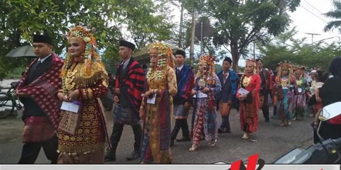 Gunakan Pakaian Adat, Warga Ogan Komering Ilir Gelar Midang Bebuke Morge Siwe