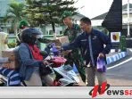 Korem 082 CPYJ Bagi Takjil Kepada Masyarakat