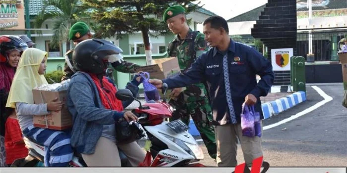 Korem 082 CPYJ Bagi Takjil Kepada Masyarakat