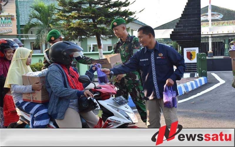 Korem 082 CPYJ Bagi Takjil Kepada Masyarakat