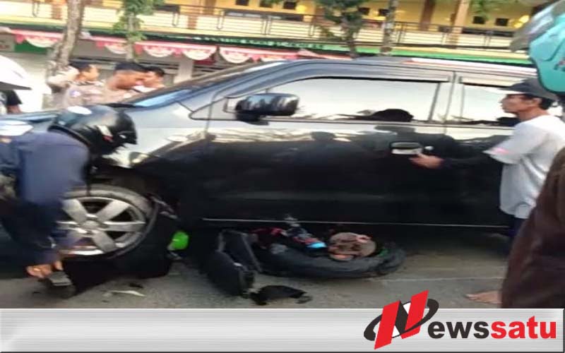 Pengemudi Hilang Kendali, Kawasaki Ninja Hantam Mobil Karimun