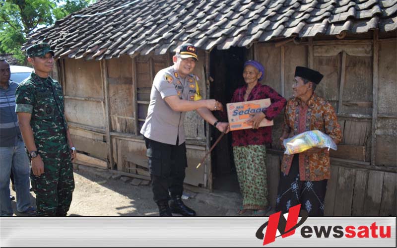 Polres Bondowoso Bagi-bagi Sembako Pada Warga Kurang Mampu
