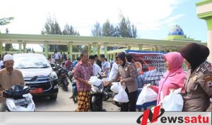 Polres Buru Bagi-bagi Nasi Bungkus Gratis
