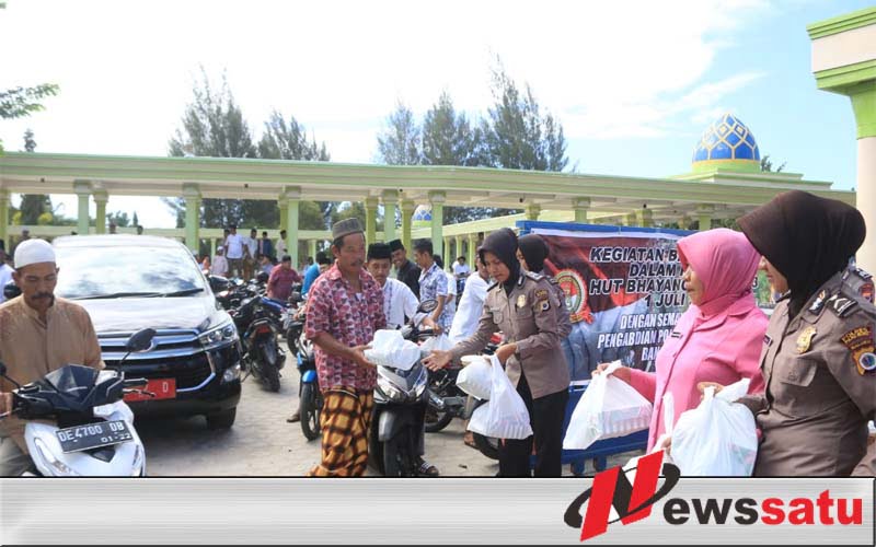 Polres Buru Bagi-bagi Nasi Bungkus Gratis