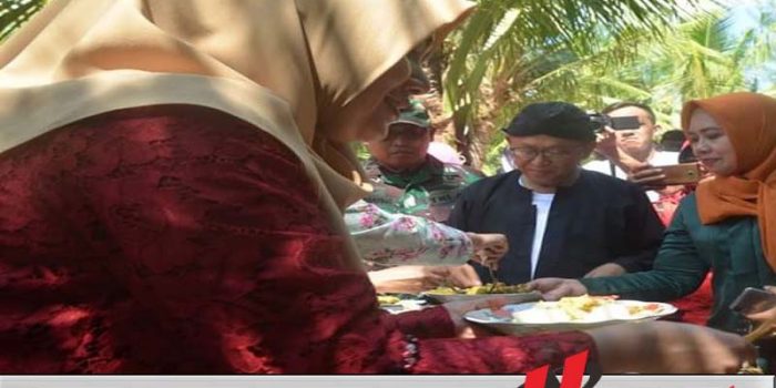 Ribuan Porsi Ketupat Urap Dibagikan Gratis Di Pantai Slopeng