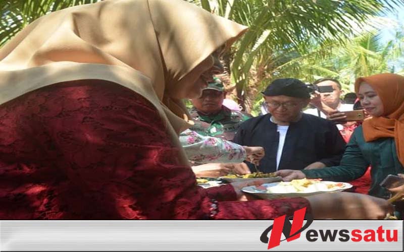 Ribuan Porsi Ketupat Urap Dibagikan Gratis Di Pantai Slopeng