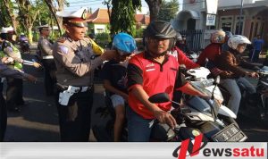 Satlantas Polres Pamekasan Bagi-bagi Helm Kepada Pengendara