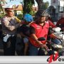 Satlantas Polres Pamekasan Bagi-bagi Helm Kepada Pengendara
