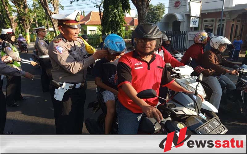 Satlantas Polres Pamekasan Bagi-bagi Helm Kepada Pengendara