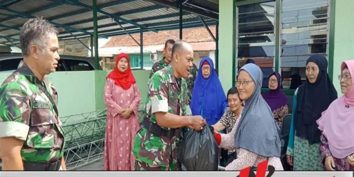 Tukang Becak Dan Warakawuri Dapat Sembako Dari Koramil Simokerto