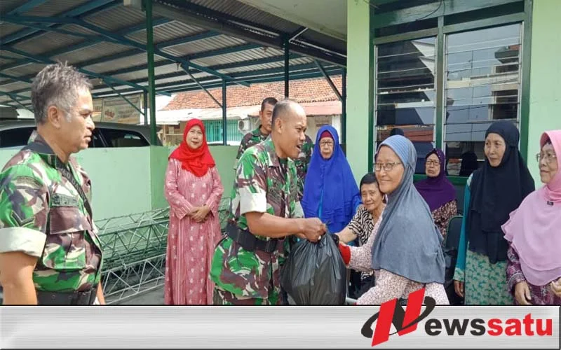 Tukang Becak Dan Warakawuri Dapat Sembako Dari Koramil Simokerto