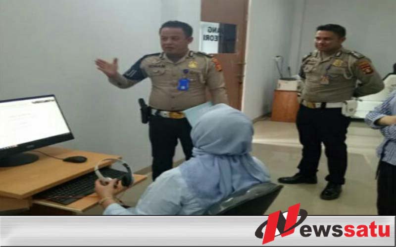 Istri Bupati Ogan Komering Ilir Ikuti Ujian SIM