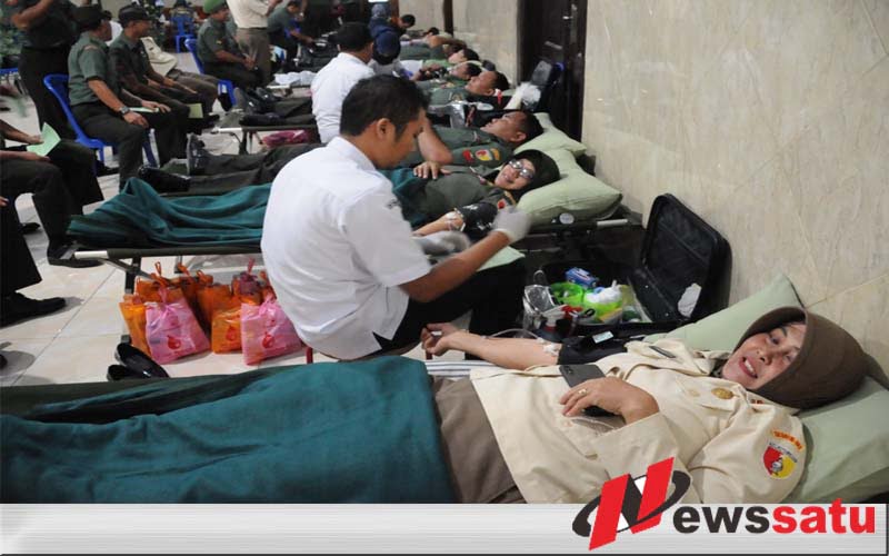 Prajurit TNI Korem 082 CPYJ Sumbangkan Darah