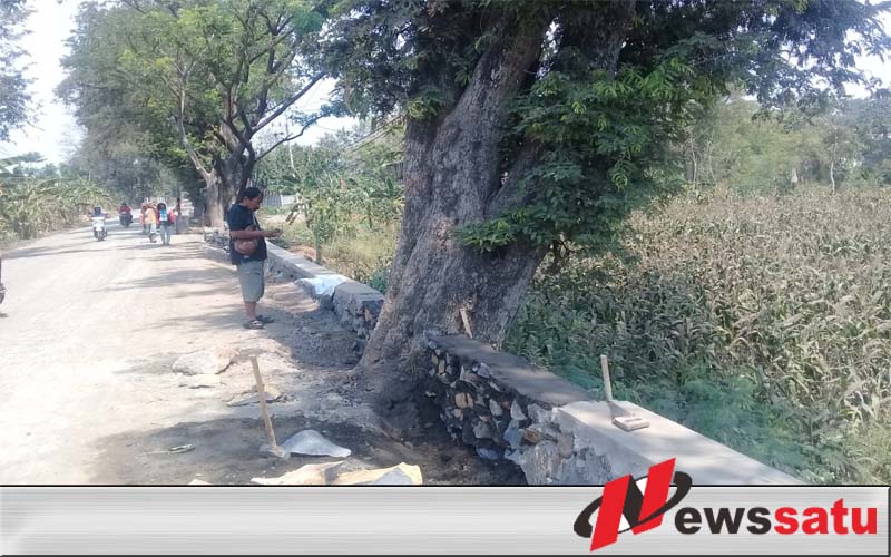 Proyek Jalan Jalur Bromo Dikeluhkan Warga