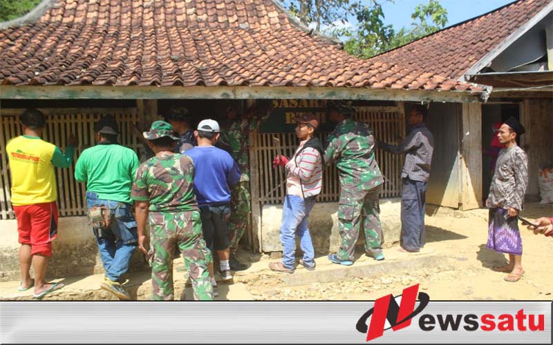 TNI Rehab Rumah Tidak Layak Huni Di Sampang